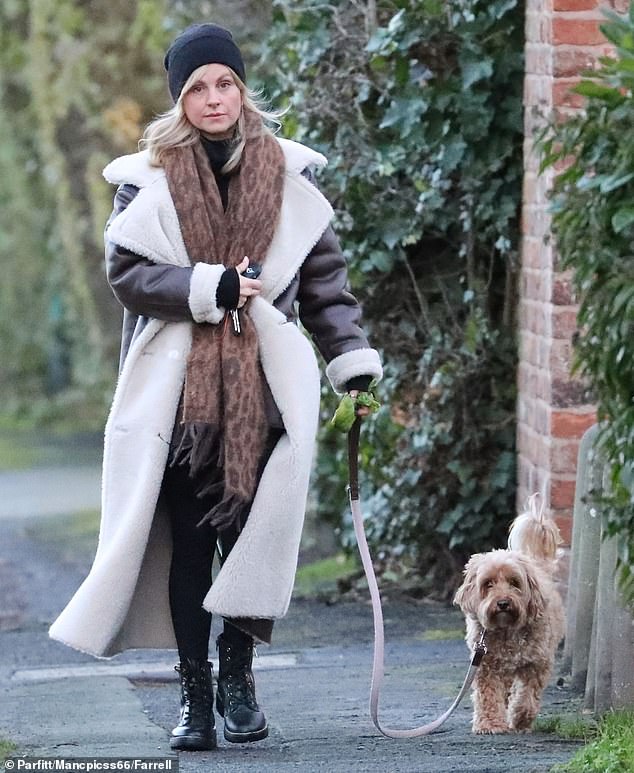 ارتدت نجمة شارع التتويج، 42 عامًا، معطفًا جلديًا بنيًا عصريًا مع حواف بيضاء مريحة أثناء خروجها في ألدرلي إيدج، شيشاير لتمشية كلبها الأليف.