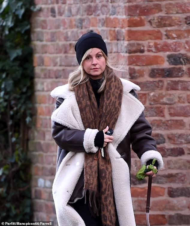 بدت تينا حزينة في نزهة منفردة مع كلبها الأليف وهي ترتدي معطفها فوق بنطال جينز أسود ضيق وسترة عالية العنق