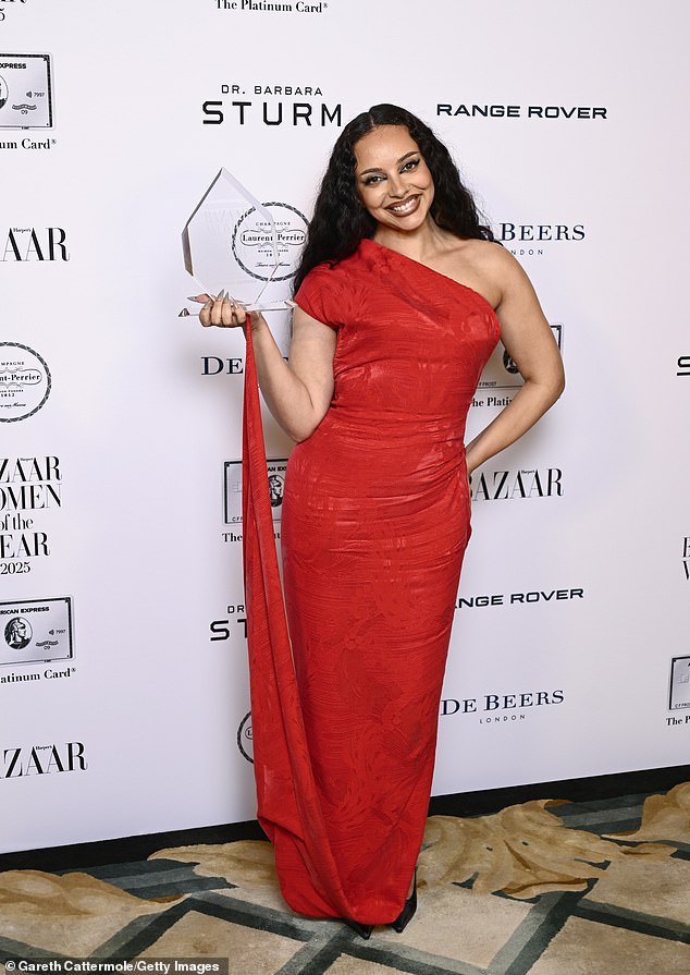 في وقت سابق من هذا الشهر، تم تكريم جايد بجائزة الموسيقي في حفل هاربرز بازار المرموق للمرأة لهذا العام (في الصورة).