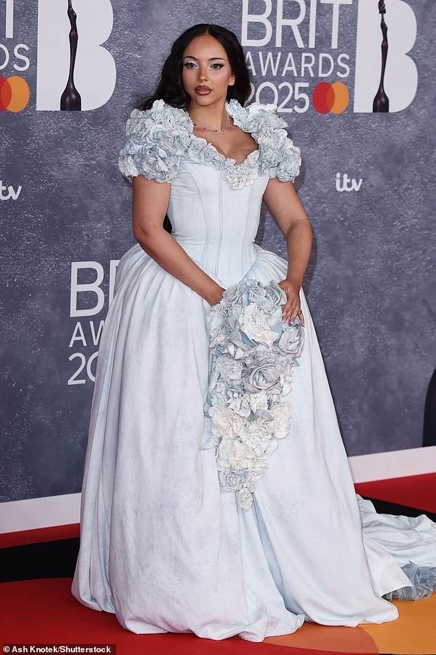 أصبحت أول عضوة سابقة في فرقة فتيات تحصل على جوائز BRIT، بعد حصولها على جائزة أفضل عمل بوب في حفل 2025 في مارس (في الصورة)