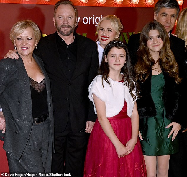 كما تم تصوير تيدي مع النجوم المشاركين Rebel و Kiefer Sutherland