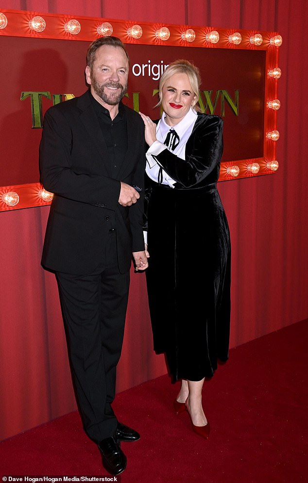 أضافت الممثلة والممثلة الكوميدية لمسة من الألوان إلى المجموعة مع حذاء بكعب عالي أحمر اللون ومسحة من أحمر الشفاه الأحمر أثناء التقاطها مع كيفر.