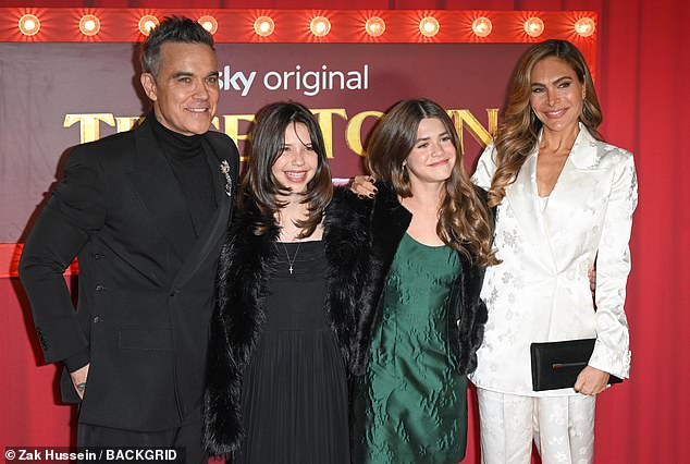 تتبع تيدي خطى والديها المشهورين بعد حصولها على أول دور سينمائي رئيسي لها؛ في الصورة مع صديق