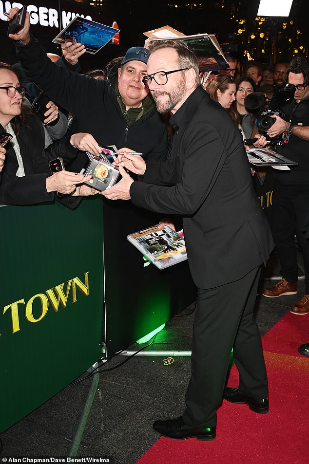 استغرق كيفر الوقت الكافي للتوقيع على التوقيعات للجماهير