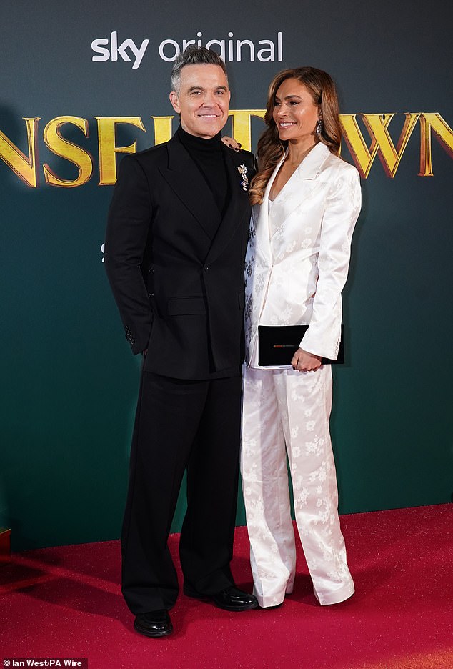 بدت عايدة وروبي محبوبتين أثناء وقوفهما معًا على السجادة الحمراء