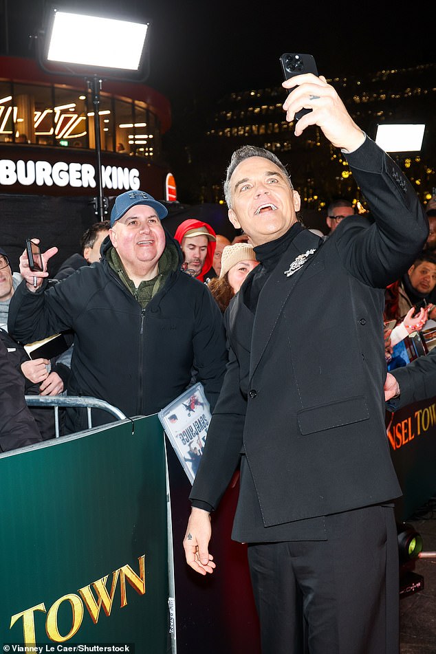 أثار روبي إعجاب المشجعين عندما توقف لالتقاط صور سيلفي عند وصوله