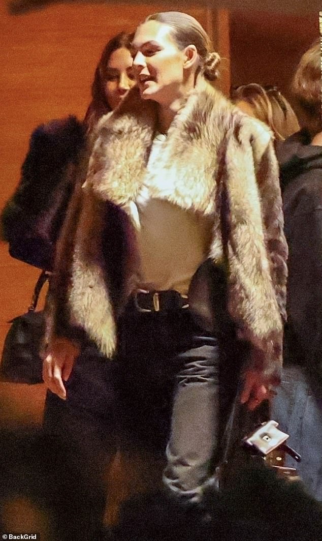 وكانت صديقة ليوناردو فيتوريا سيريتي البالغة من العمر 27 عامًا معه أيضًا