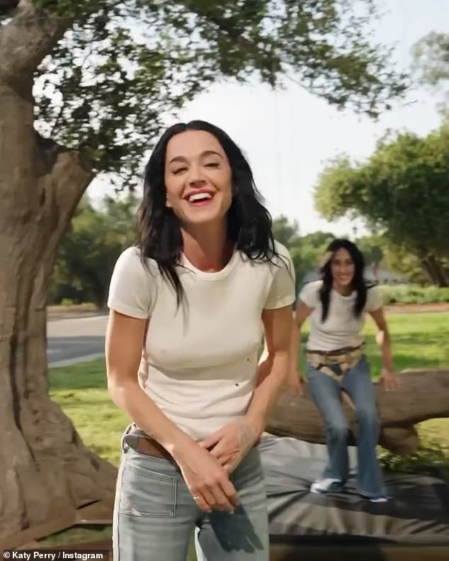 تركت المغنية معجبيها يترنحون بعد أن كشفت عن مظهر جديد مظلم ومكدم للترويج لأغنيتها المنفردة القادمة Band-Aids