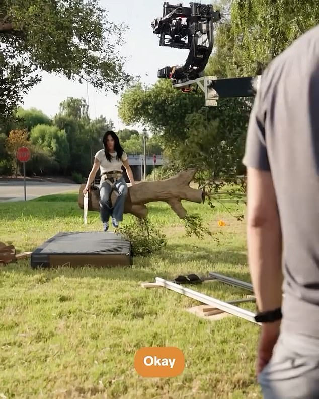 يتبع الفيديو مونتاجًا لمغامرات التدمير الذاتي بدءًا من قطع الفرع الذي كانت تجلس عليه وسقوطها على سلم متحرك حتى تعرضها للصعق بالكهرباء في محطة وقود.