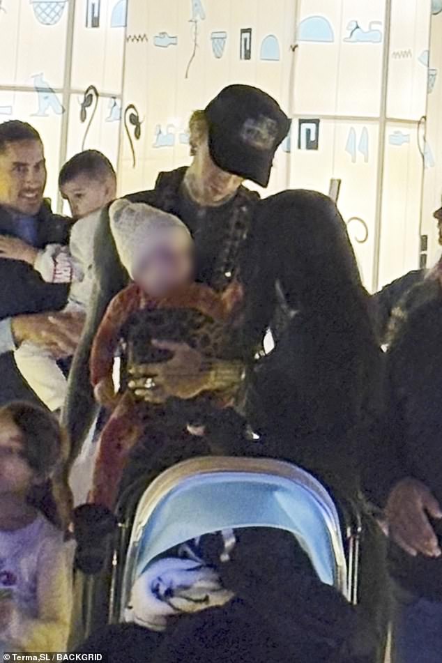 في بعض الأحيان، كانا يقفان معًا أمام شاشات النيون المتوهجة، ويبتسمان بينما يستمتعان بالجو الاحتفالي في المشاهد التي قدمت لمحة نادرة عن ديناميكية الأبوة والأمومة المشتركة بينهما.