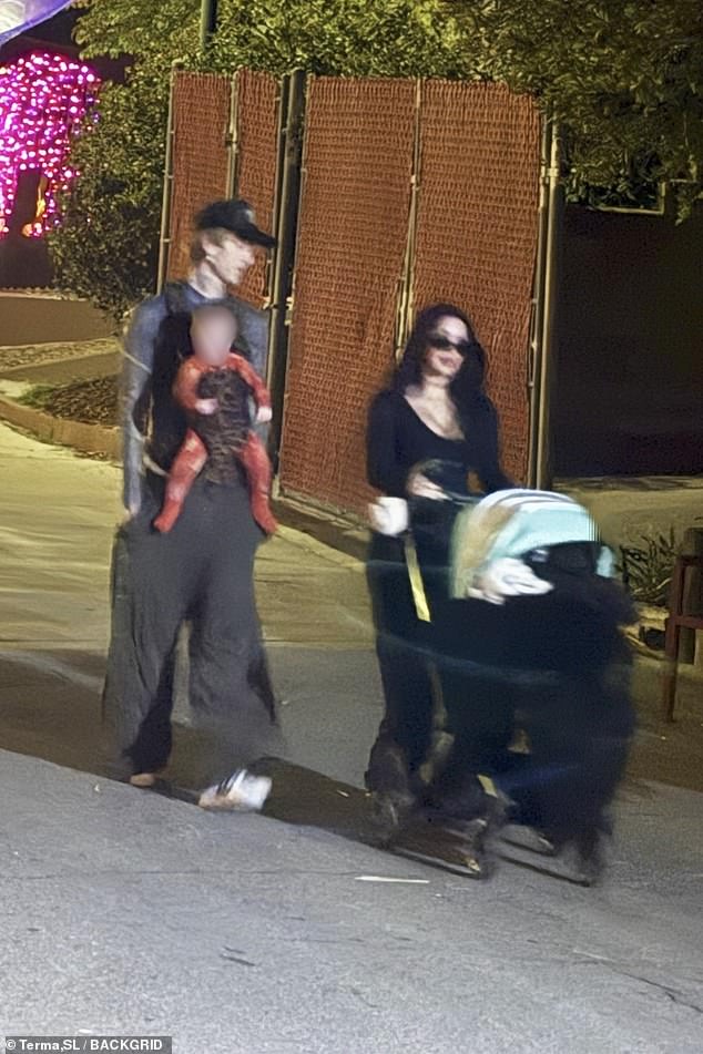 رحبت كيلي، 35 عامًا، وفوكس، 39 عامًا، بطفلتهما في مارس، بعد أربعة أشهر فقط من انتهاء علاقتهما في نوفمبر 2024.