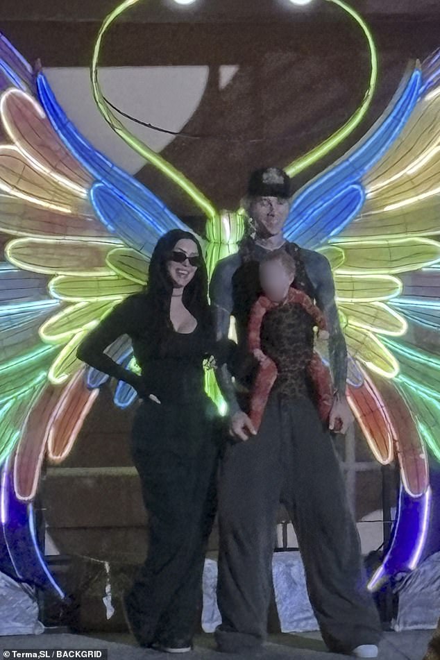 وبدا الزوجان السابقان مسترخيين أثناء تجولهما في منطقة جذب عامة ذات إضاءة زاهية، حيث كان كيلي يحتضن طفلهما بينما بقي فوكس بالقرب منه.