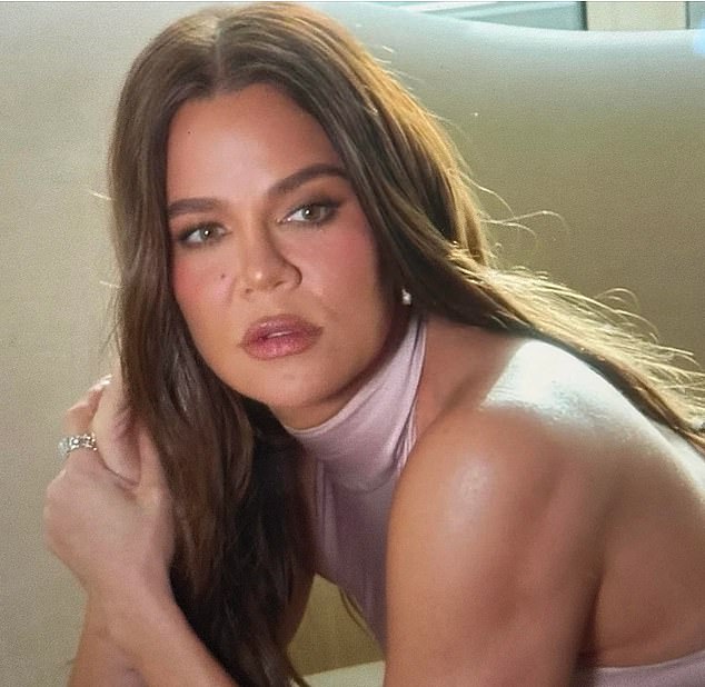 في شهر أبريل الماضي، هاجمها مشاهدو مسلسل Khloe's Hulu بسبب حلقة أظهرت ما وراء الكواليس من جلسة تصوير لغلاف البودكاست الخاص بها.