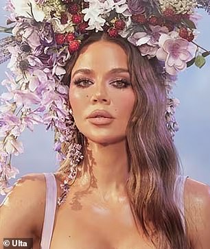 في الصور من الحملة، تبدو كلوي لامعة ومثالية بشكل كرتوني تقريبًا وهي ترتدي صدرية أرجوانية فاتحة مع غطاء رأس مزين بالزهور.