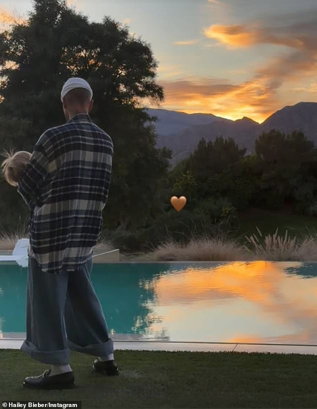 كما التقطت زوجة بيبر، هايلي بالدوين بيبر، صورة جميلة له وهو يحتضن طفلهما الصغير البالغ من العمر 15 شهرًا خلال الاحتفال العائلي الهادئ.