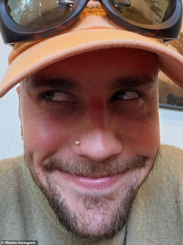 يوم الأحد، شوهد الفائز بجائزة جرامي مرتين - والذي كان رصينًا سابقًا في عام 2014 - وهو يتبول في الأدغال في ملعب للجولف في بالم سبرينغز بعد أن أسقط علبة من البيرة (في الصورة الخميس)