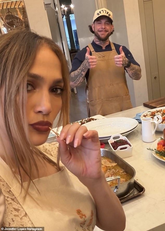 لكن طبق الديك الرومي اللذيذ، والحشو، ونوعين من البطاطس المهروسة، وأربع فطائر وكعكة قهوة، تم إعدادها على الأرجح من قبل الشيف الشخصي (R)، الذي كان لديه وشم على الأكمام