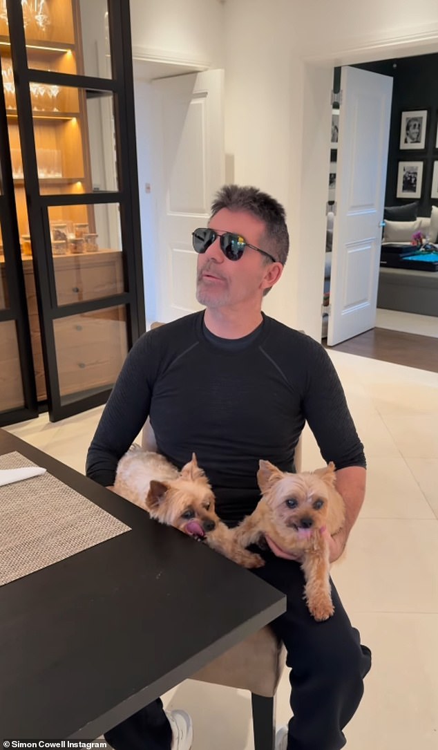 وفي الوقت نفسه، أعطى خطيبها سيمون، 66 عامًا، للمشاهدين أيضًا لمحة عن غرفة الطعام وغرفة المعيشة الخاصة بهم عندما انتقل إلى حسابه على إنستغرام لنشر مقطع فيديو لنفسه وهو يقشعر له الأبدان مع محبوبته يوركشاير تيريرز، سكويدي وديدلي.