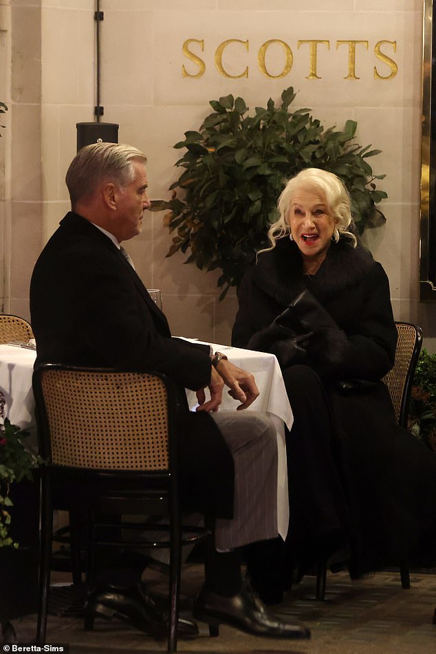 وكانت الممثلة، التي تلعب دور الأم ميف هاريجان في مسلسل غاي ريتشي، مثالاً للأناقة في معطف أسود مزين بالفرو الصناعي.