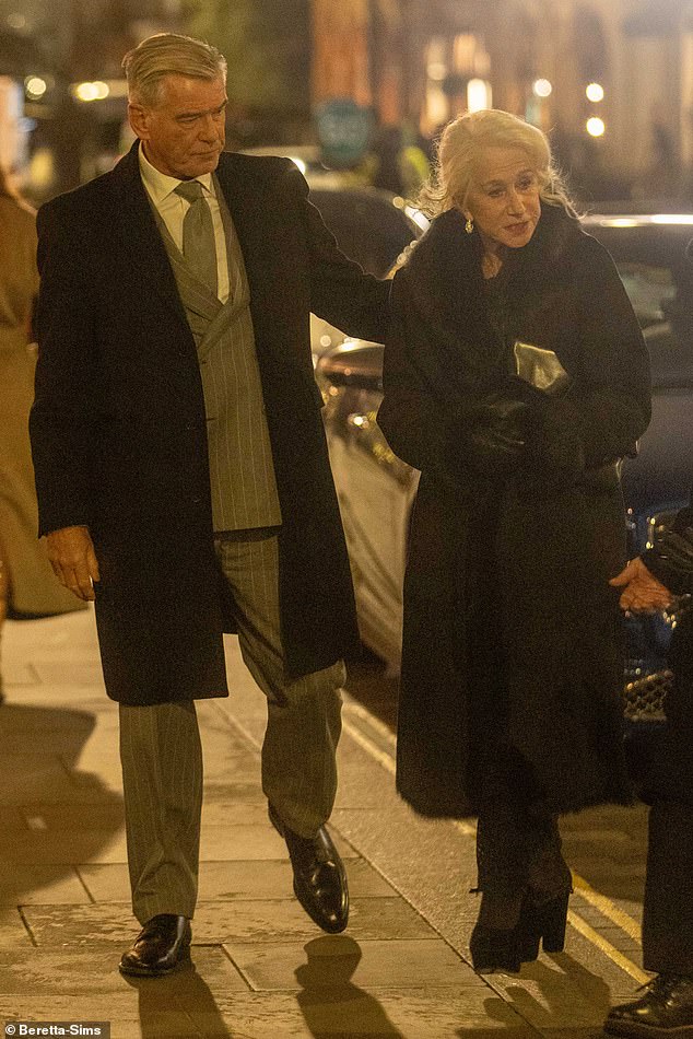 وفي الوقت نفسه، فإن بيرس، التي تلعب دور زوجها رئيس الغوغاء كونراد، تبدو أنيقة وترتدي بدلة رمادية أنيقة مخططة.