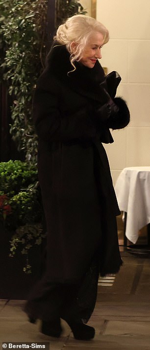 بالنسبة للدور، ارتدت هيلين ما يبدو أنه شعر مستعار وأكملت المظهر بقفازات جلدية ومنصات وحقيبة يد