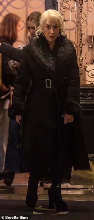 بالنسبة للدور، ارتدت هيلين ما يبدو أنه شعر مستعار وأكملت المظهر بقفازات جلدية ومنصات وحقيبة يد