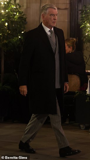 ارتدى السترة مزدوجة الصدر فوق قميص أبيض هش وربطة عنق رمادية، بينما حافظ على الدفء في معطف طويل من الصوف الأسود