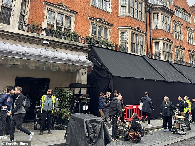 أغلق التصوير الشارع بينما قام الطاقم بتغطية نوافذ المطعم بستائر سوداء