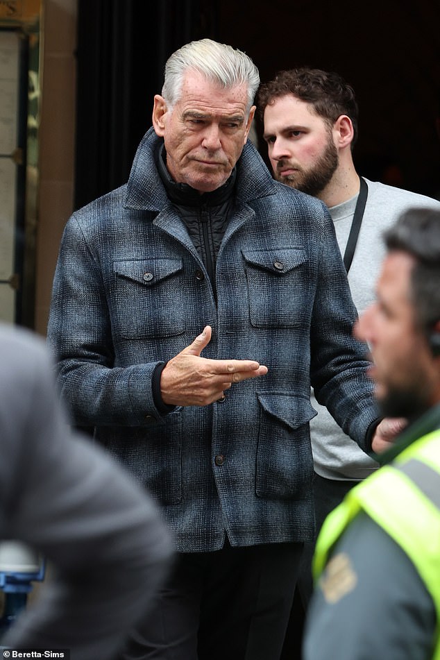 تحدث الممثل مع الطاقم أثناء التدريبات