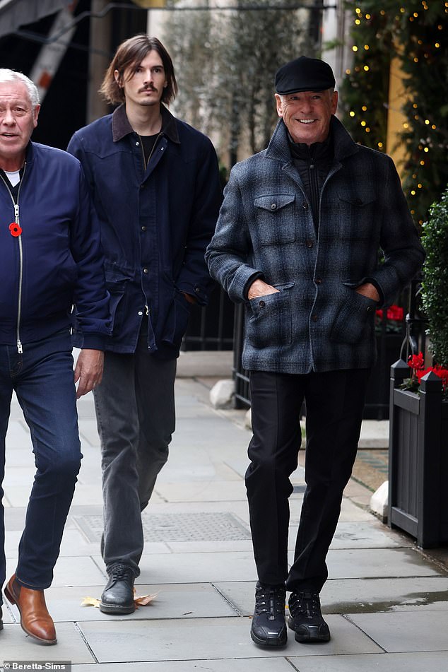 وفي الوقت نفسه، وصل بيرس بمظهر غير رسمي مرتديًا سترة منقوشة وقبعة مسطحة