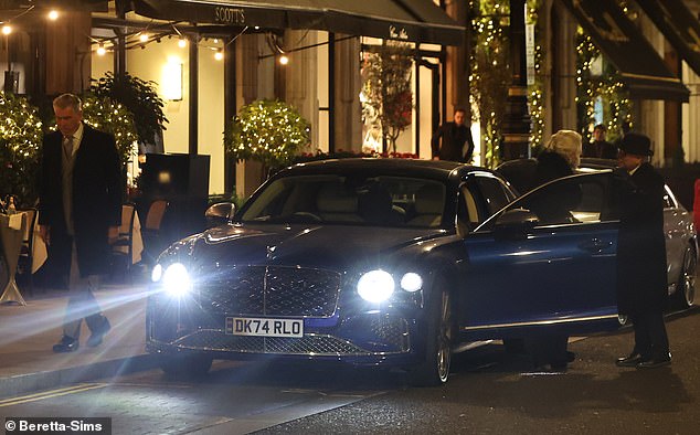 وصلت شخصياتهم في سيارة بنتلي زرقاء