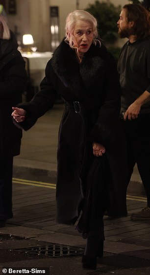 في المسلسل، يلعب توم هاردي دور هاري دا سوزا، مساعدهم الوحشي، الذي يتم استدعاؤه للتعامل مع أي مشاكل.