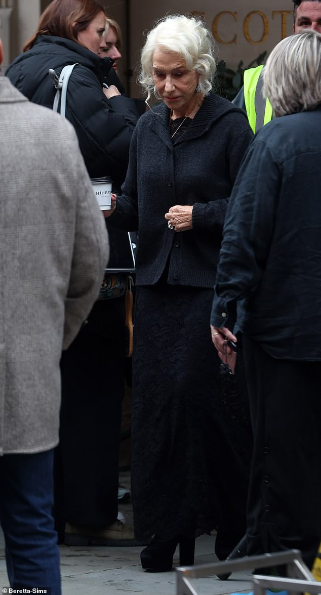 في وقت سابق من اليوم، شوهدت هيلين وهي تتدرب وهي ترتدي سترة صوفية فوق زيها