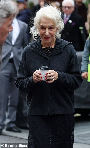 ارتشفت الممثلة القهوة الجاهزة قبل أن تدور الكاميرات