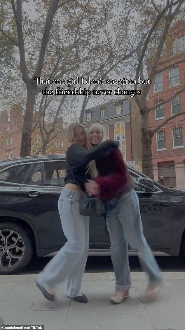 على الرغم من أن هاربر لم تنشر أي مقاطع فيديو عامة بعد، إلا أن صديقتها، وهي مؤثرة ومغنية سادي لو، نشرت مقطعًا يظهر أفضل الأصدقاء وهم يضحكون ويتعانقون في الشارع.