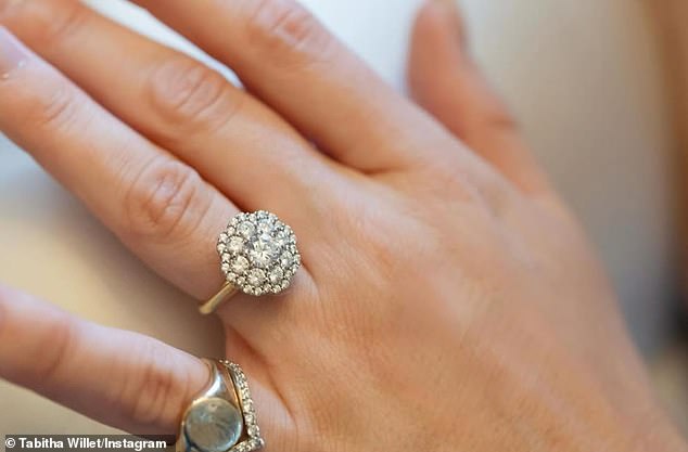 شاركت الشخصية التلفزيونية، التي عادت إلى برنامج E4 طويل الأمد قبل سلسلته التاسعة والعشرين في مارس، الأخبار مع متابعي Instagram صباح الجمعة