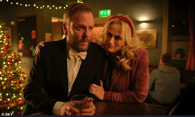 Tinsel Town هو فيلم كوميدي لعيد الميلاد من إخراج كريس فوجين ويتبع نجم أكشن في هوليوود مغسول يقوم بدور في مسابقة ملكة عيد الميلاد في قرية إنجليزية صغيرة (في الصورة ريبيل ويلسون وكيفر ساذرلاند).