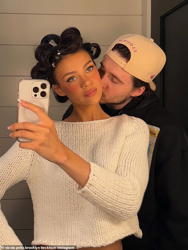 التقط الشيف، البالغ من العمر 26 عامًا، صورة على حسابه على إنستغرام وهو يحتضن العارضة، 30 عامًا، قبل أن يجلدها هي ورفاقها في عشاء ديك رومي مع كل الزركشة (تم تصويرهما معًا في وقت سابق من هذا العام)