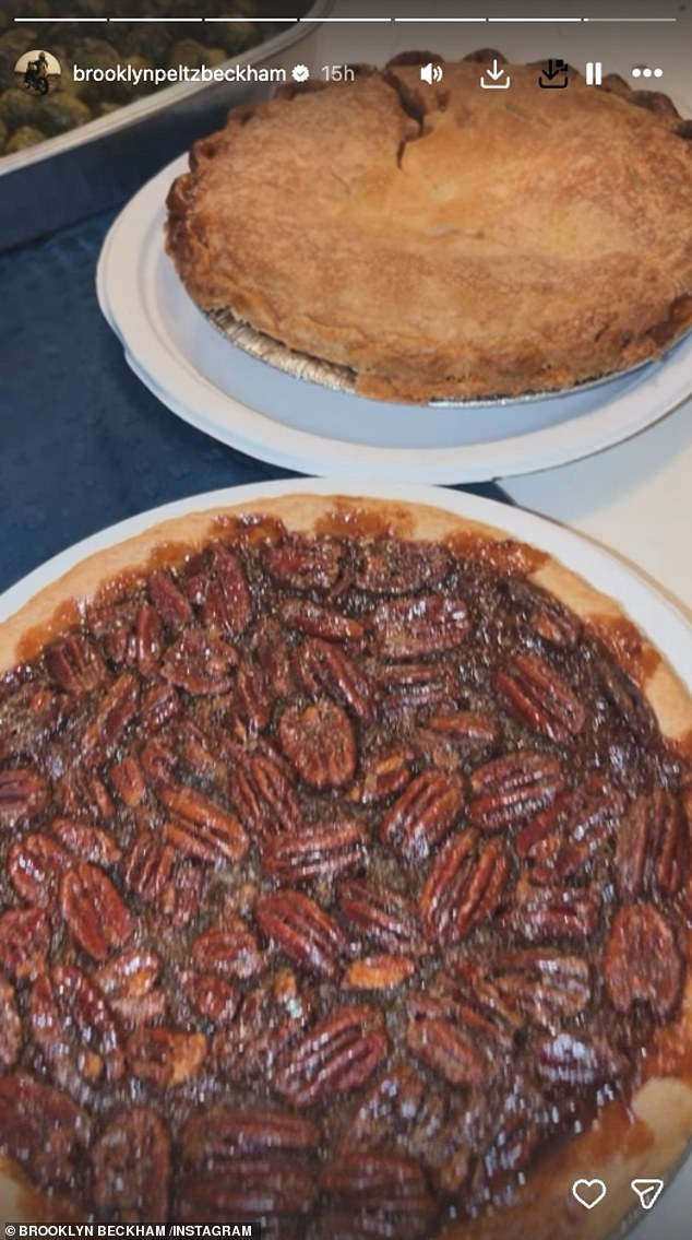 بالنسبة للحلوى، كان هناك فطائر جوز البقان والفواكه حيث توجه ضيوفهم إلى وسائل التواصل الاجتماعي لإظهار الانتشار المذهل