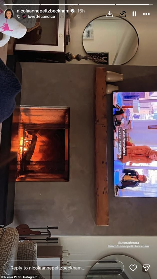 شارك أحد الأصدقاء صورة بينما كان الضيوف يشاهدون التلفزيون بعد تناول وجبتهم