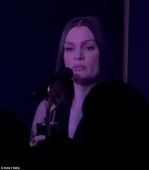 احتفلت المطربة البالغة من العمر 37 عامًا بمرور أربع سنوات على إجهاضها المدمر بأغنية بعنوان Comes In Waves، قبل أن تغني عن فقدان صديقها وحارسها الشخصي المحبوب.