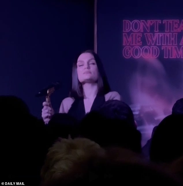 وقالت للجمهور: 