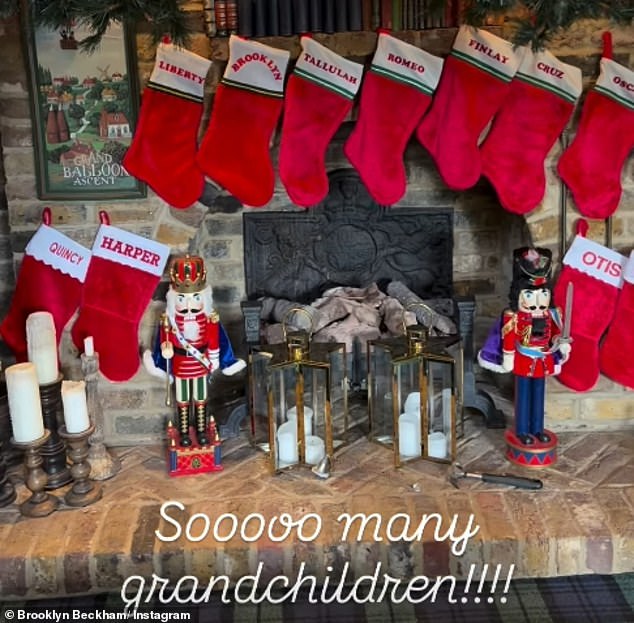 بينما من المتوقع أن تستمر القطيعة التي فرضها على نفسه خلال عيد الميلاد، فقد ضمنت جاكي جدة بروكلين أنه سيكون على الأقل حاضرًا بالروح من خلال ضمه إلى العديد من أحفادها.