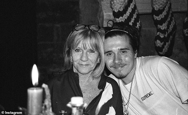 كان بروكلين (في الصورة مع جاكي) غائبًا بشكل ملحوظ عن كل حدث عائلي رئيسي على مدار العام - بما في ذلك الاحتفال بعيد ميلاد والده الخمسين