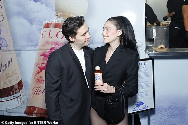 سيقيم بروكلين في منزل لوس أنجلوس الذي يتقاسمه مع زوجته الممثلة نيكولا بيلتز في عيد الميلاد هذا العام