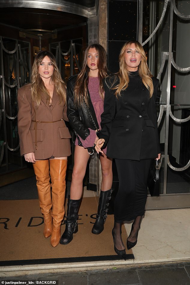 وتألقت العارضة، البالغة من العمر 39 عاماً، بفستان ضيق نسقته مع سترة سوداء مزدوجة الصدر.