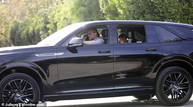 تمت مشاهدته وهو يقود السيارة هناك يوم الخميس مع صموئيل جالسًا في الخلف - وامرأة شقراء غامضة في مقعد الراكب الأمامي