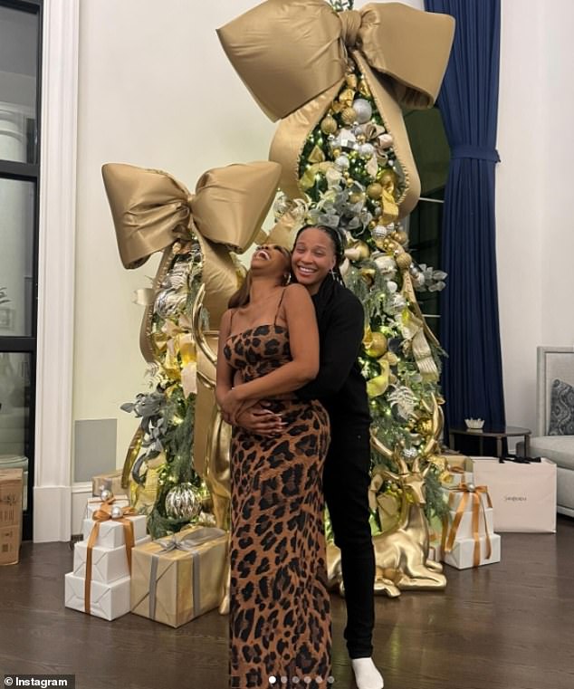 وضع الزوجان الجديدان شاشة مريحة عبر سلسلة من الصور، مع كتابة بورشا في التعليق: 