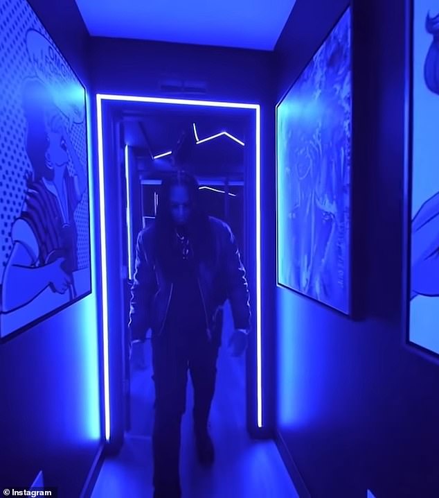 كما تضمن منشور بورشا الذي تم إطلاقه بصعوبة لقطات للضرب بالهراوات