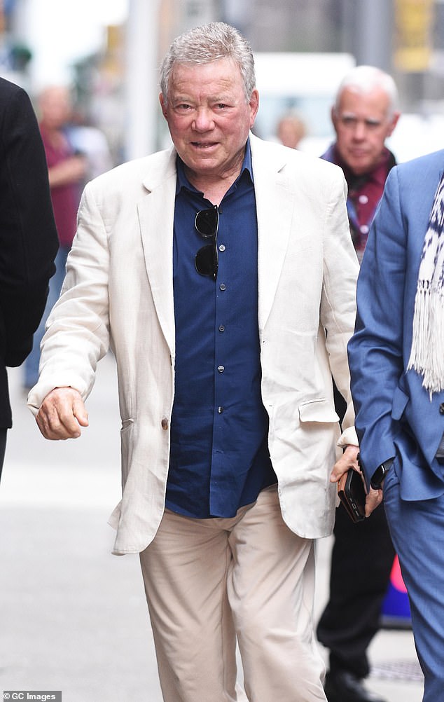 جاءت تحية ويليام بالإجازة بعد شهرين من تقرير TMZ عن نقل نجم بوسطن القانوني إلى المستشفى في 24 سبتمبر بعد تعرضه لحالة طبية طارئة، وهو ما قلل النجم من أهميته لاحقًا بقوله إنه 